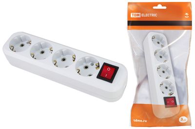 Колодка розеточная 4 гнезда 2П+3 c выключателем 16А 250В белая TDM SQ1806-0018